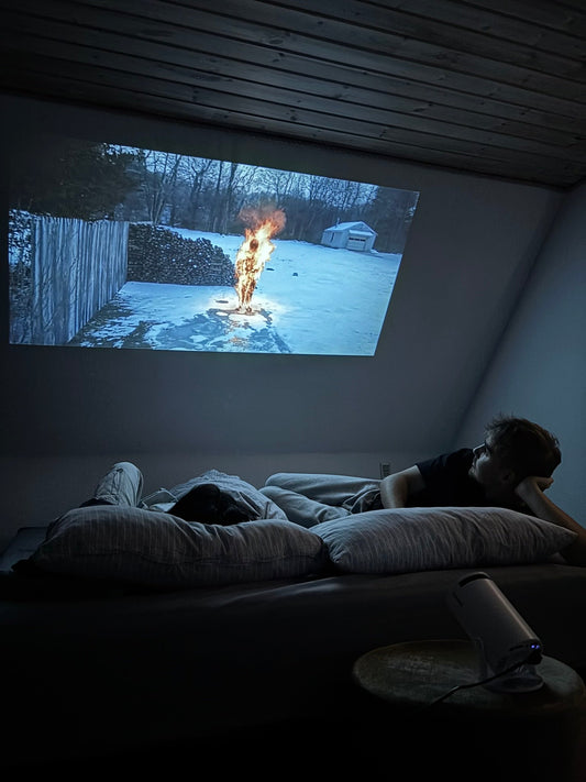 Mini projektor: Perfekt til sommerhygge, camping og terrassefilm